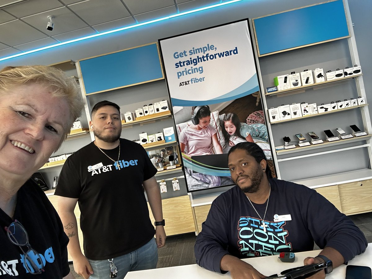 This is the great crew at 1225 Roselle in Schaumburg & had a fantastic visit today!  Come by & hear about the great offers AT&T has for you! @PaulaVofGLM @BrianWest_GLM @SyedQadriGLM @GreaterLakesMkt #WeareGLM
#LifeatATT
#MakingWaves
#TheEastRegion