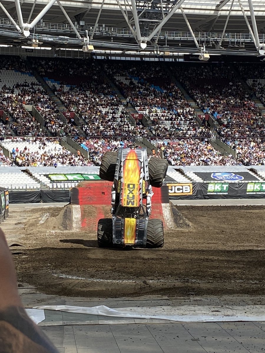 Georgieclev's tweet photo. @MonsterJam when you catch MAXD in action https://t.co/M7OUDiVQck