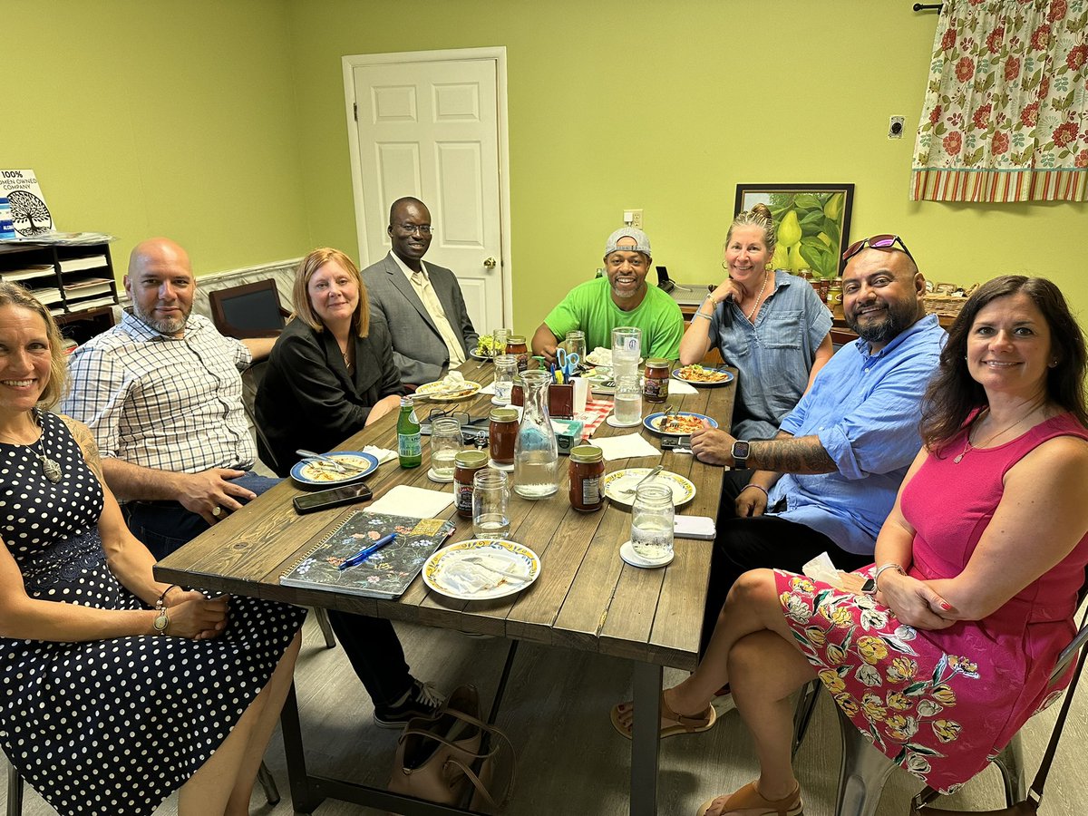 📢 🌟 Huge thanks to Adine Viscusi <a href="/CasaViscoSauce/">Casa Visco</a> <a href="/CasaVisco/">Casa Visco</a> Finer Foods for hosting an incredible meeting, lunch, and tour for members of our Schenectady County Food Council! 🍽️ 

The insightful discussion on food insecurity and finding efficient ways to provide much-needed
