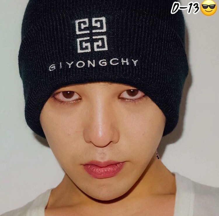 GDJENGDX's tweet photo. jennie and gd's beanie love🤭jennie and gdragon's style is always the same :) #jendragonisreal #taennieisfake #jendragonreal #taenniefake #blackpink #jenniekim #jiyong #jennierubyjane #kwonjiyong #gdragon #dispatch #chanelcouplejendragon #ninigd #jen https://t.co/4Ij38Kmchg