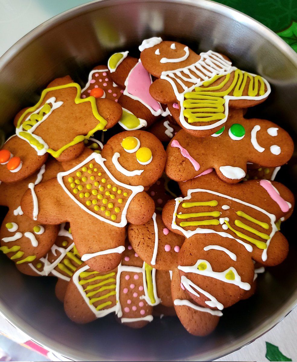 Eu53122667's tweet photo. Biscoito de Gengibre ou Gingerbread Man - Ricamente Mal Decorados, já são uma Tradição Natalina na nossa família que nós queremos manter.
Porém nada nos impede de reproduzirmos uma parte desta tradição, mantendo a exclusividade Natalina ⬇️
#receita
#recipe 
#gingerbreadcookie https://t.co/QxqN8xFtZl