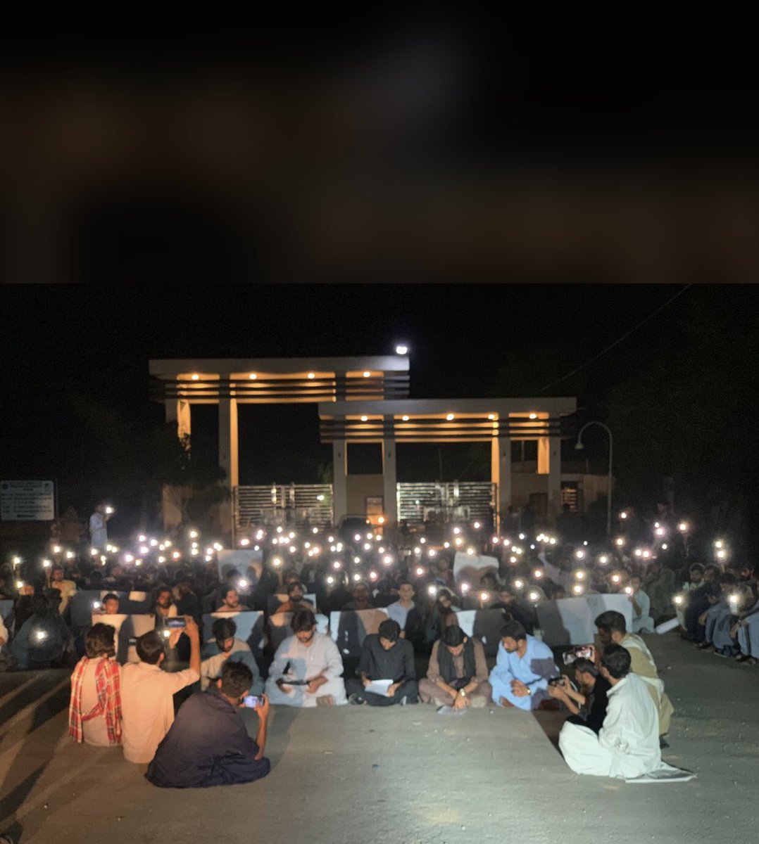 Arifabaloch13's tweet photo. بلوچستان یونیورسٹی اف انجینئرنگ خضدار میں طلباء کا احتجاج  انتظامیہ اور ریاستی فورسز کے طرف سے طلباء کی گرفتاری قابل مزمت ہے۔
طلباء کے طرف سے کنٹرولر امتحانات کو ہٹانے اور باقی جائز مطالبات تسلیم کئے جائیں۔ https://t.co/dwDOJ8YeuF