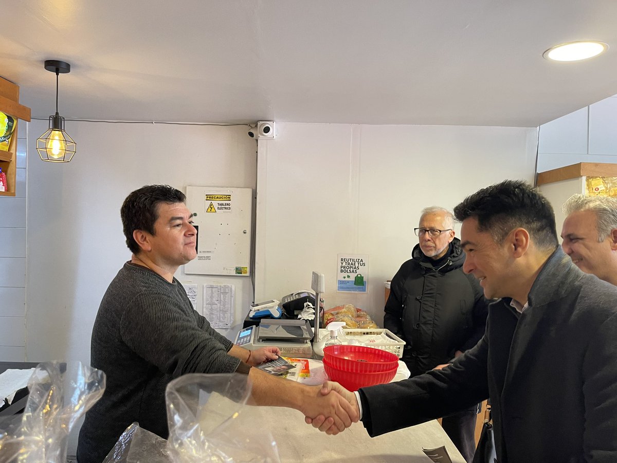 nazaetchepare's tweet image. Hoy caminamos por Vicente López y conversamos con los vecinos junto a nuestros precandidatos Andrés Santoro y María Laura Virardi. DEMOS sigue creciendo en la Provincia de Buenos Aires.