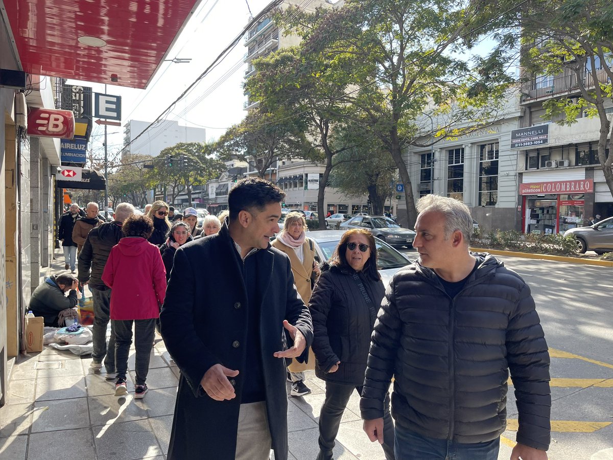 nazaetchepare's tweet image. Hoy caminamos por Vicente López y conversamos con los vecinos junto a nuestros precandidatos Andrés Santoro y María Laura Virardi. DEMOS sigue creciendo en la Provincia de Buenos Aires.