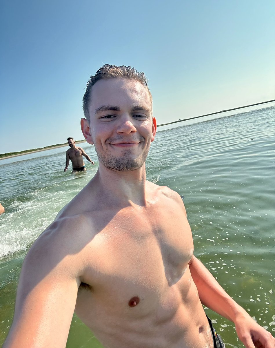 Tyler Dantuma on Twitter: "There were no drinks at the sand bar 😢"