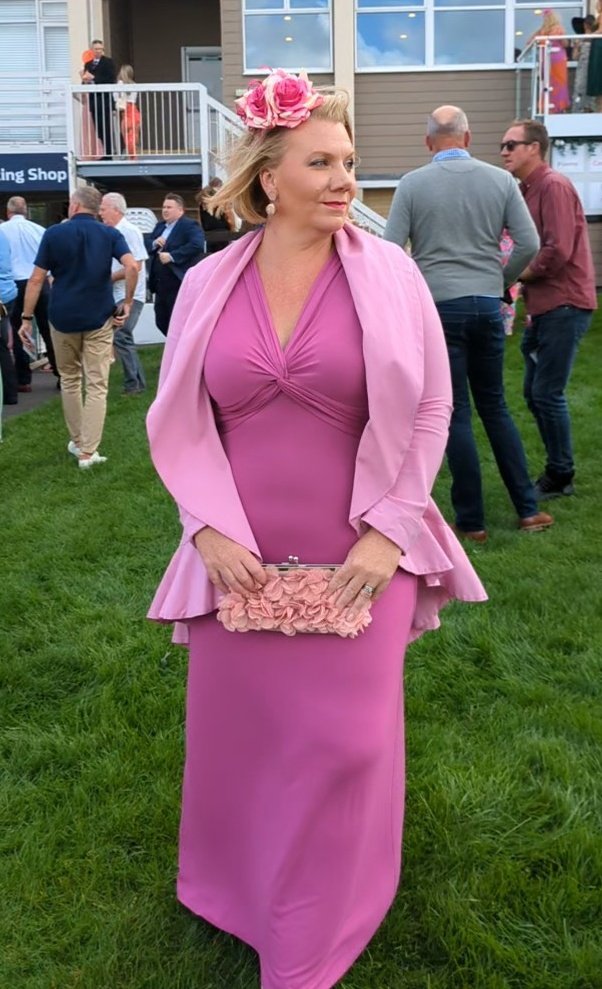 Thank you to @Salisburyracecourse for asking me to be a judge for their annual Ladies Day. I had such a good time! Loved it and I am already looking forward to next year! Congratulations to all the winners, you all looked beautiful! #salisburywiltshire #Salisburyracecourse
