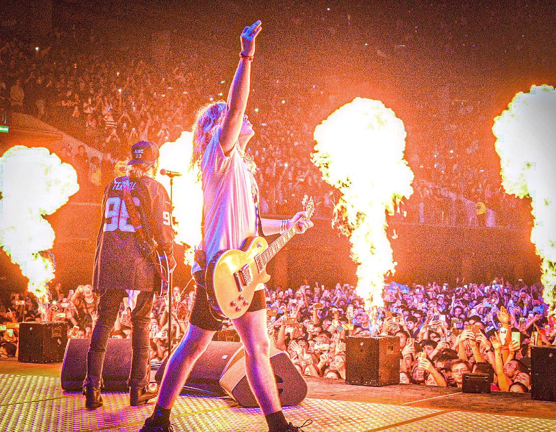 huilenross's tweet photo. volvemos a esas noches? @AIRBAGoficial https://t.co/foVuWiupt7