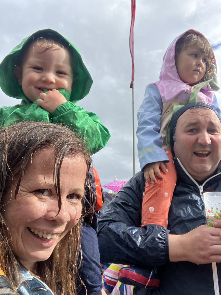 Jessicaacaa's tweet image. Y pethe ti’n neud i ffan mwya Dafydd Iwan 🙈 #DafyddIwan #Tafwyl She’s happy really 🙈 #starstruck