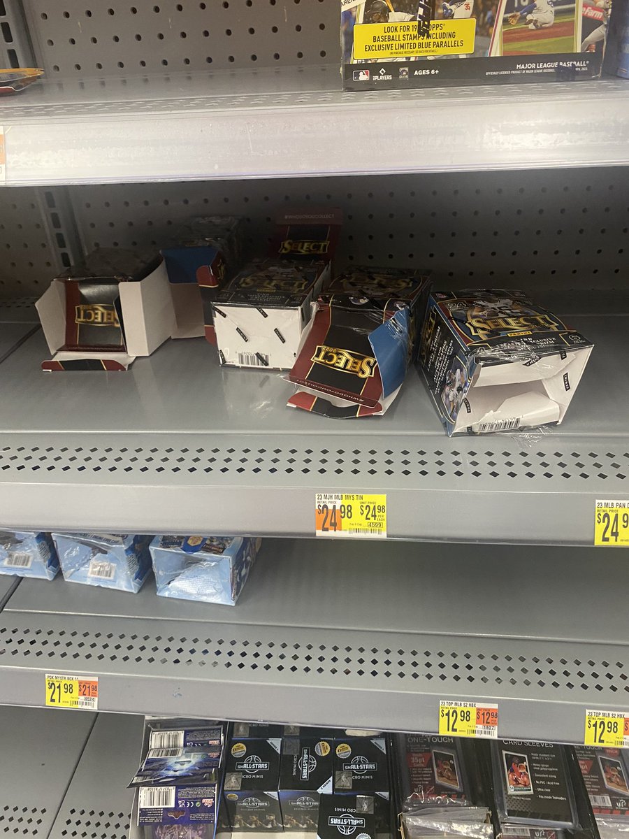 Pcalk22's tweet image. This is sad. Pieces of shit gonna ruin it for everyone. Who the fuck steals Pokémon mystery box packs anyways.
#thehobby #selectfootball #walmart #pokemon #THIEVES