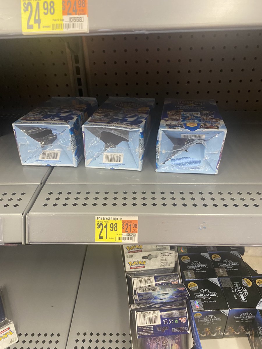 Pcalk22's tweet image. This is sad. Pieces of shit gonna ruin it for everyone. Who the fuck steals Pokémon mystery box packs anyways.
#thehobby #selectfootball #walmart #pokemon #THIEVES