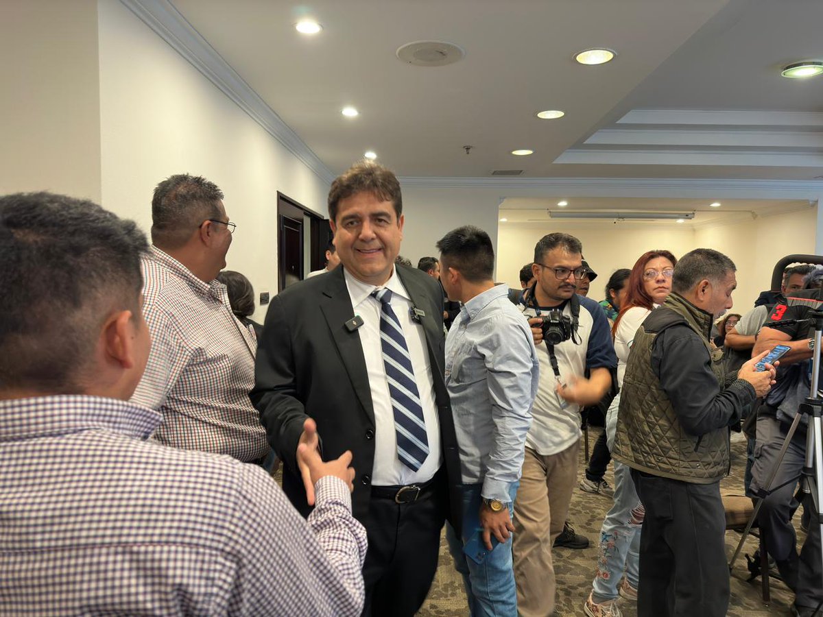 CanalAntigua's tweet photo. #CANoticias #Destino2024 

Carlos Pineda, ex candidato presidencial por el partido Prosperidad Ciudadana, informa que este sábado a las 18:00 horas presentará una acción de amparo ante la Corte de Constitucionalidad para solicitar que se repitan las elecciones generales y exigir que se aplique también en su caso el artículo 92 de la Ley Electoral, tal y como se hizo con el partido Movimiento Semilla, asegura.

Vía Bryan Choy