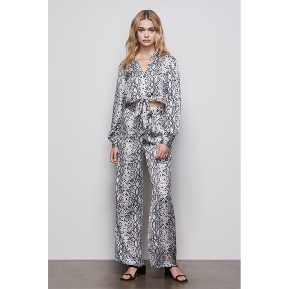 So good I had to share! Check out all the items I'm loving on <a href="/Poshmarkapp/">Poshmark</a> #poshmark #fashion #style #shopmycloset #seanewyork #bleurodbeattie #goodamerican: posh.mk/7t2teNBGsBb