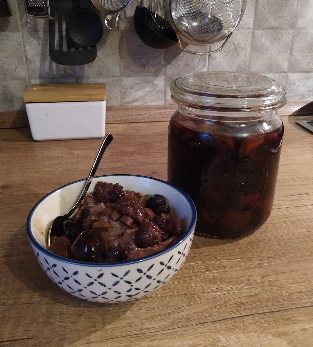 Miezebiene's tweet image. It's #GinOClock but I prefer to drown some chocolate ice cream in a well pervaded Rumtopf 😄 Bon appetit! @Olliemorr20171 @MunchPudding @davyslala @candystripe @Eliot01375004 @jwillisdovetail #Weck #SaturdayKitchen #weekend #yummy