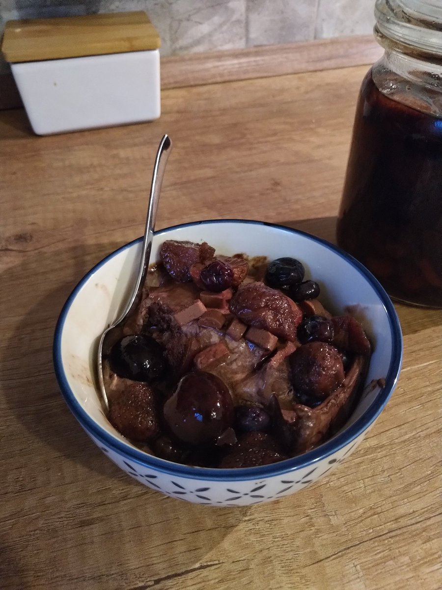 Miezebiene's tweet image. It's #GinOClock but I prefer to drown some chocolate ice cream in a well pervaded Rumtopf 😄 Bon appetit! @Olliemorr20171 @MunchPudding @davyslala @candystripe @Eliot01375004 @jwillisdovetail #Weck #SaturdayKitchen #weekend #yummy