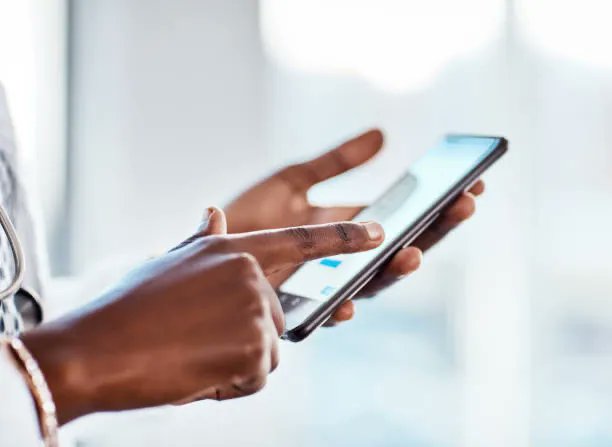 GraphZone's tweet image. Selon les données de 2021, près de 54% de tout le trafic web est généré par des appareils mobiles tels que les smartphones et les tablettes, soulignant l’importance d’avoir un site adaptatif (responsive)

#GraphZone #CreationDeSiteWeb #ResponsiveDesign #SiteWeb #WebDesign