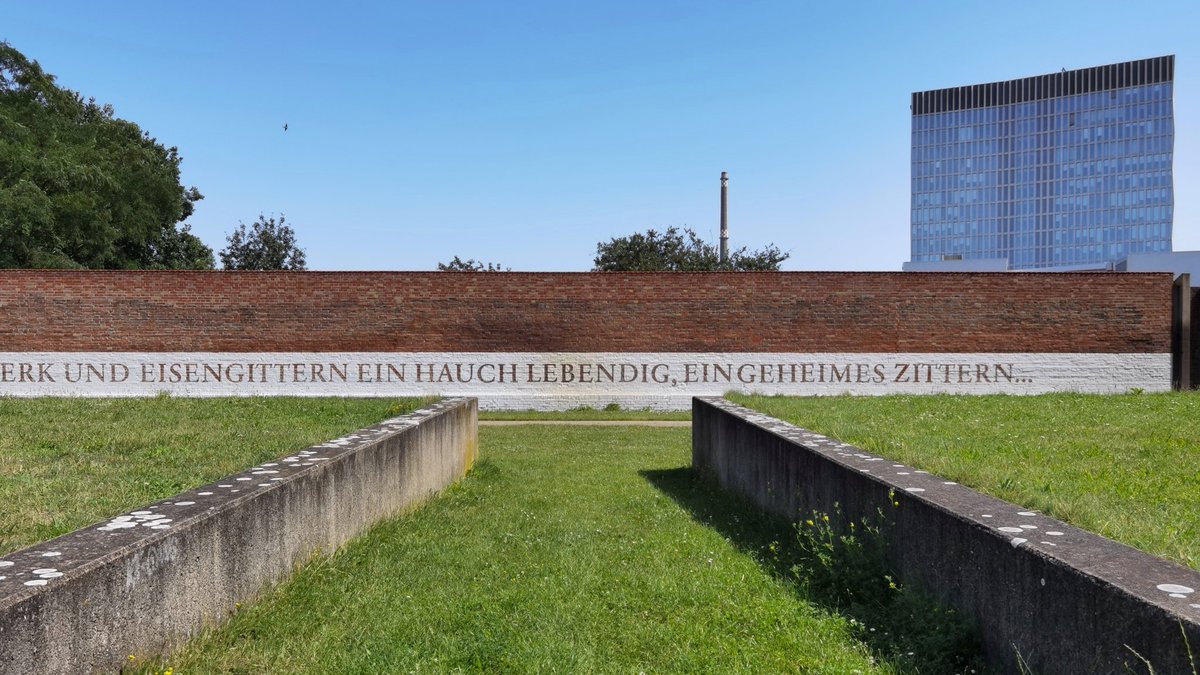 Stift_und_Bogen's tweet photo. Die Inschrift an der Ostmauer entstammt den "Moabiter Sonetten" von Albrecht #Haushofer, der hier inhaftiert war und im April 1945 von der SS ermordet wurde: "Von allem Leid, das diesen Bau erfüllt, ist unter Mauerwerk und Eisengittern ein Hauch lebendig, ein geheimes Zittern." https://t.co/wcjZh2vH4a