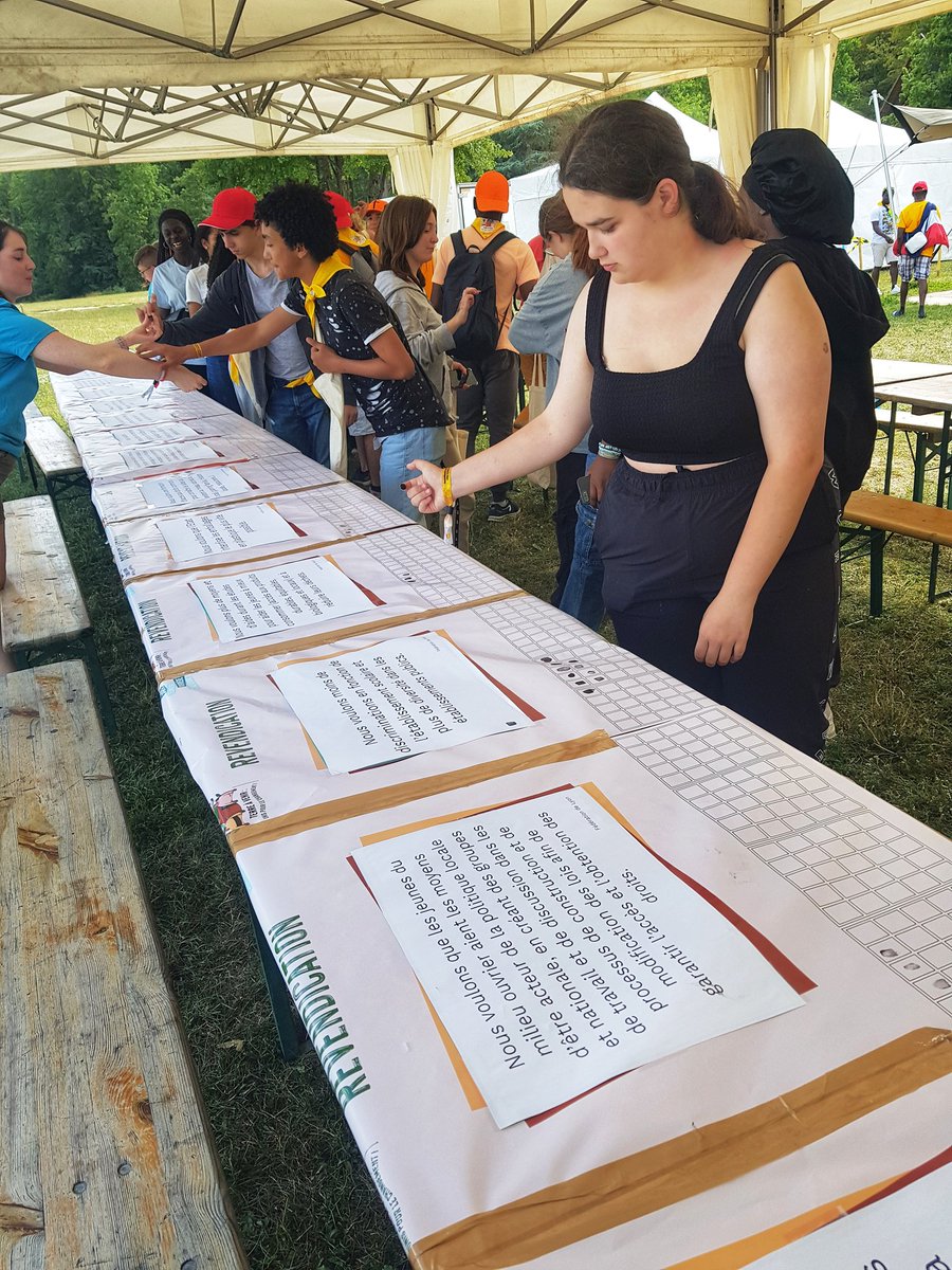 joc92nc's tweet photo. Au second jour du Rassemblement des militants de la @JOC2France on vote pour le choix des revendications ! 
#MissionOuvriere #Diocese92 #JeunesseOuvriereChretienne #JeunesCathos92 https://t.co/XpklKkzMgE