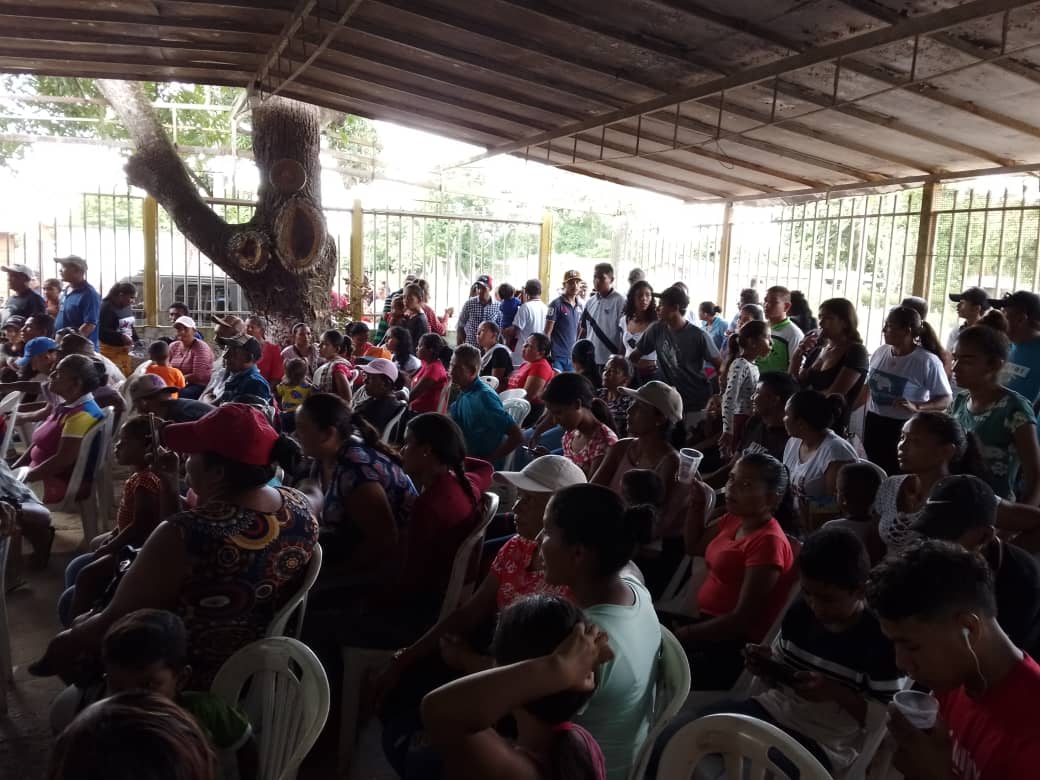 Leisyrosales1's tweet photo. A casa Llena se encuentra, para ejercer su voto en la Seccional ARISMENDI del estado BARINAS, felicidades a todo el Equipo de la compañera Eleida Morillo con la presencia de nuestro presidente 
@claudioefermin y @SPVSoluciones https://t.co/pDj7uOXdVR