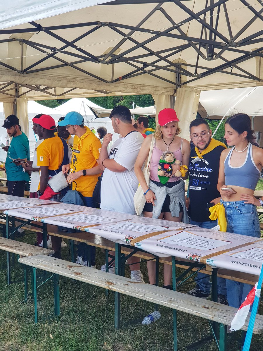 joc92nc's tweet photo. Au second jour du Rassemblement des militants de la @JOC2France on vote pour le choix des revendications ! 
#MissionOuvriere #Diocese92 #JeunesseOuvriereChretienne #JeunesCathos92 https://t.co/XpklKkzMgE