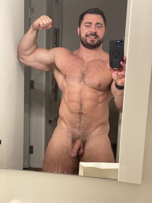 1 year of progress. 17 weeks out, 247 lbs. https://t.co/RRRCDEgvGp