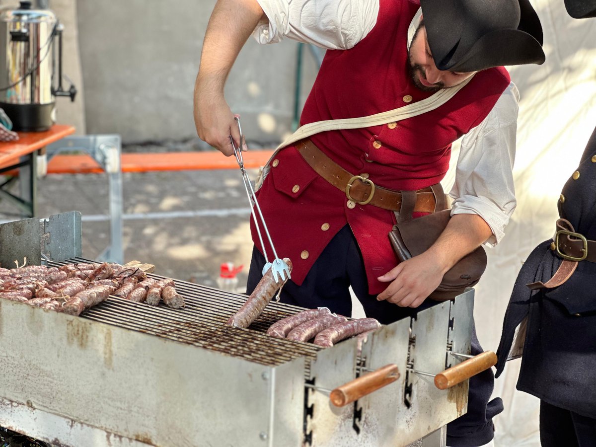 FestaMiquelets's tweet photo. 🔴 @FestaMiquelets ha viatjat fins a Weingarten-Baden en motiu del 40 aniversari d’agermanament. En el marc de La Festa del Vi s’ha realitzat un mercat català on juntament amb els @gegants_olesa i @esbartolesa han participat en una mostra de cultura popular catalana https://t.co/b6eUHoxBuH