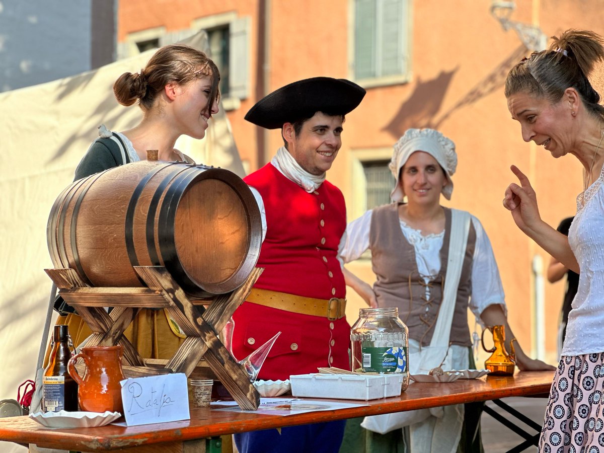 FestaMiquelets's tweet photo. 🔴 @FestaMiquelets ha viatjat fins a Weingarten-Baden en motiu del 40 aniversari d’agermanament. En el marc de La Festa del Vi s’ha realitzat un mercat català on juntament amb els @gegants_olesa i @esbartolesa han participat en una mostra de cultura popular catalana https://t.co/b6eUHoxBuH