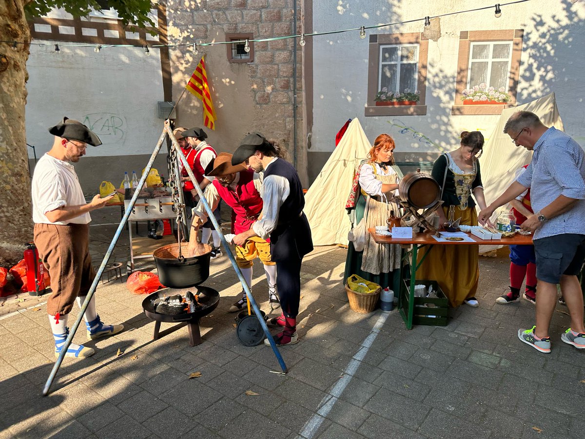 🔴 <a href="/FestaMiquelets/">La Festa dels Miquelets</a> ha viatjat fins a Weingarten-Baden en motiu del 40 aniversari d’agermanament. En el marc de La Festa del Vi s’ha realitzat un mercat català on juntament amb els <a href="/gegants_olesa/">GegVnts d'Olesa</a> i <a href="/esbartolesa/">Esbart Olesà 🎗</a> han participat en una mostra de cultura popular catalana