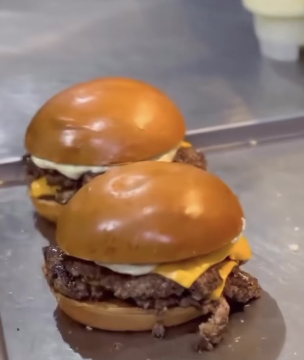 ¡Empezando el turno de noche del sábado ! 
Pidan y disfruten 🤗.
Calidad y más calidad para llegar hacer la mejor Burger del mundo 💪.
Seguimos adelante sin parar un día .
miffina.com