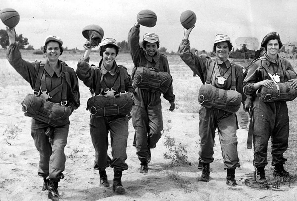 cpt340's tweet photo. Já poucos se lembram mas entre 1961 e 1974 existiu na Força Aérea Portuguesa um grupo de enfermeiras paraquedistas. No total 46 destas valentes mulheres foram treinadas em Tancos. Participaram em centenas de evacuações de militares feridos em combate durante a guerra colonial. https://t.co/D8QcB54gYN