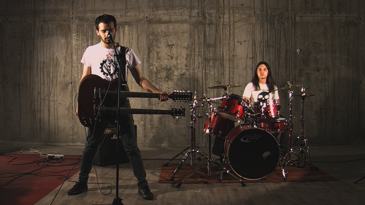 Catro anos do videoclip de Lobishomes 😱 Foi o primeiro que fixemos, e o primeiro de moitos con <a href="/BraisGS/">Brais Gómez Salvador</a> (mirade tamén na nosa canle o último, Cabeiros). Participaron tamén <a href="/tanzania1012/">Tan(zan)ia 🔻</a> e Lara Alonso Vázquez. Mil grazas unha vez máis!! 
youtu.be/NwIzQDCu_-I