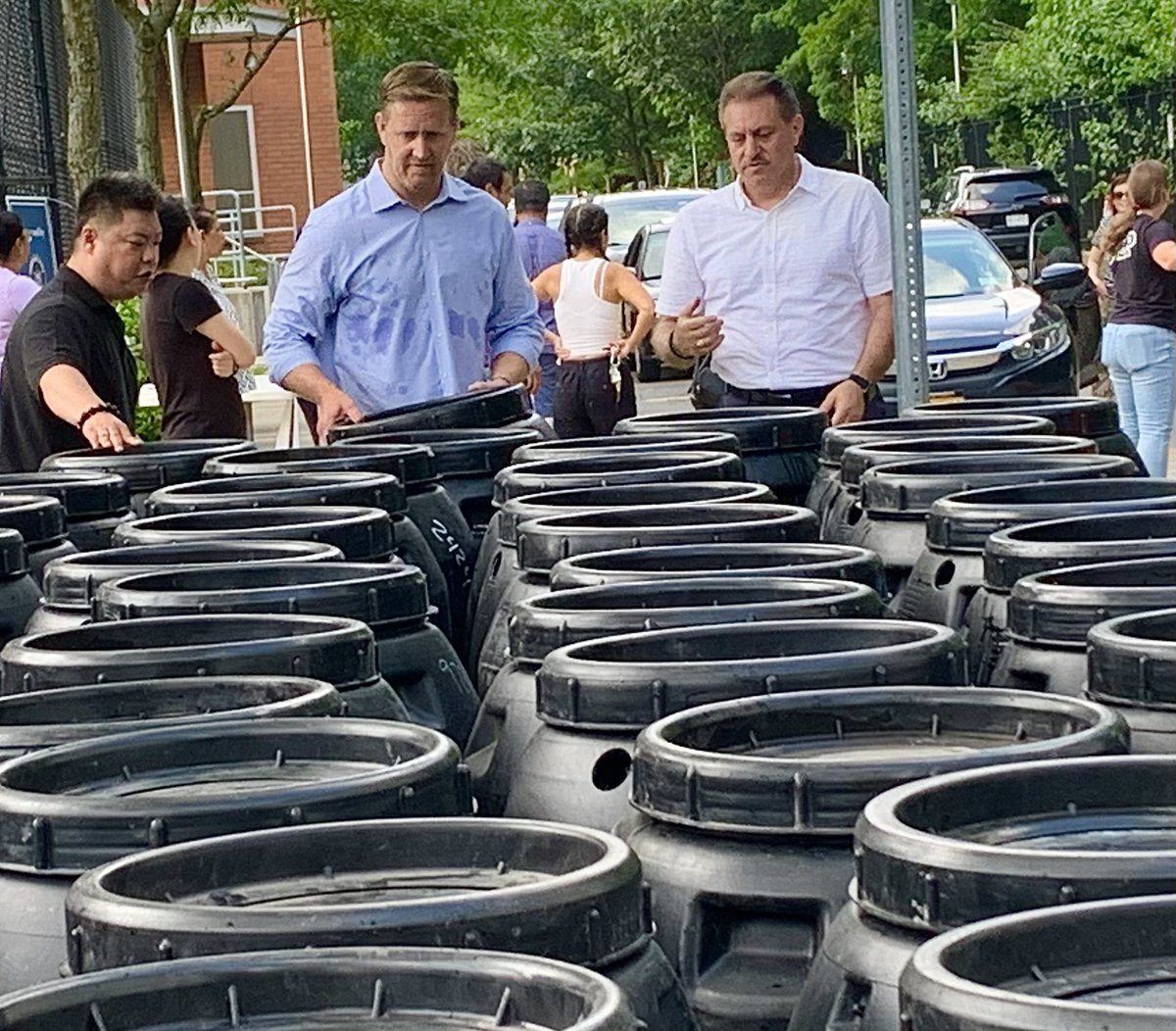 Always a great time partnering w my friend @AndrewHevesi, my office team and NYC DEP handing out rain barrels to constituents in #ForestHills