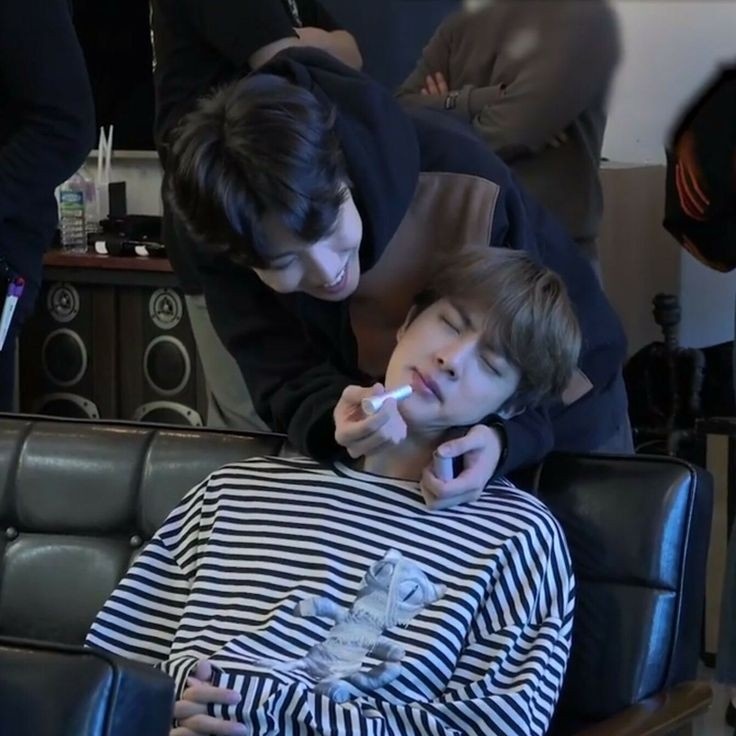 pjmglliter's tweet photo. que saudades deles, queria meu jin e hobi de volta https://t.co/lRgYDtzbNC