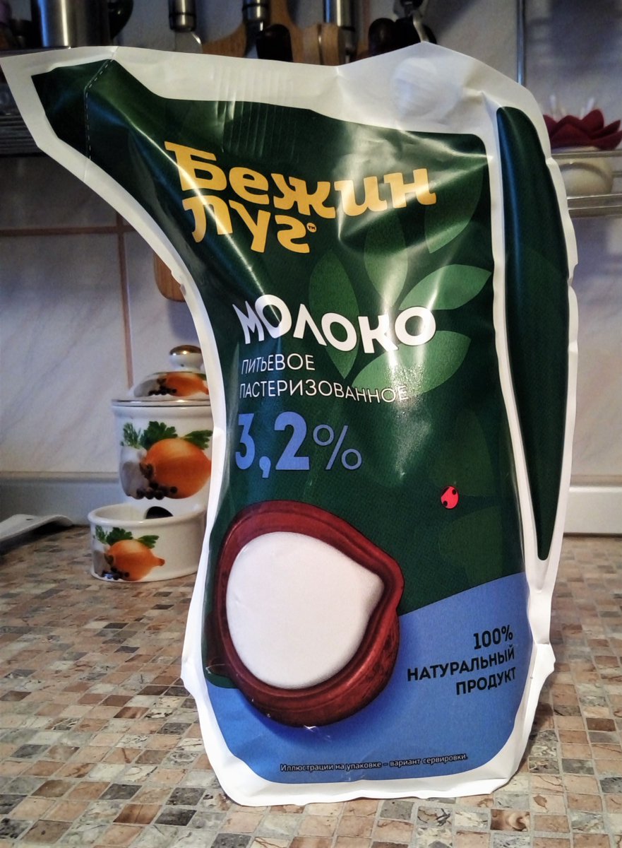 Молоко в граммах?! Где Литр? Удельный вес молока 3,2% жирности 1,027-1,032 г/куб.см. Другими словами 1литр молока весит 1027-1032 г. Считайте сколько недоливают, чтобы не злить потребителя повышением цены. Видно скоро молоко будут продавать мензурками! Жесть.