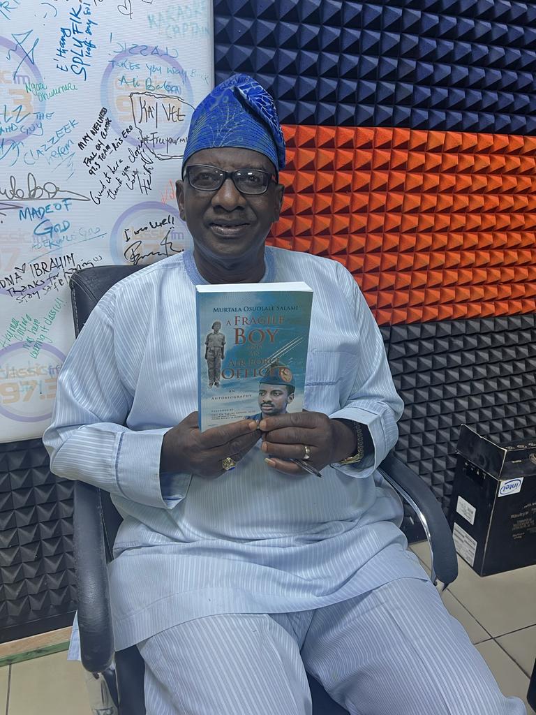 BORWithBenji's tweet image. #Deep #ASeamlessWrite #PowerfulDescription
Full Of Heat And Provebs. Two Books To Relish Tonight #AFragileBoyAndAnAirForceOfficer By Author Muritala O Salami #TheWorldWeOnceHad By Author Osigwe Ahmed Momoh @Classicfm973 #BookOnReviewWithBenji @iambenjaminokoh @prettytonia01