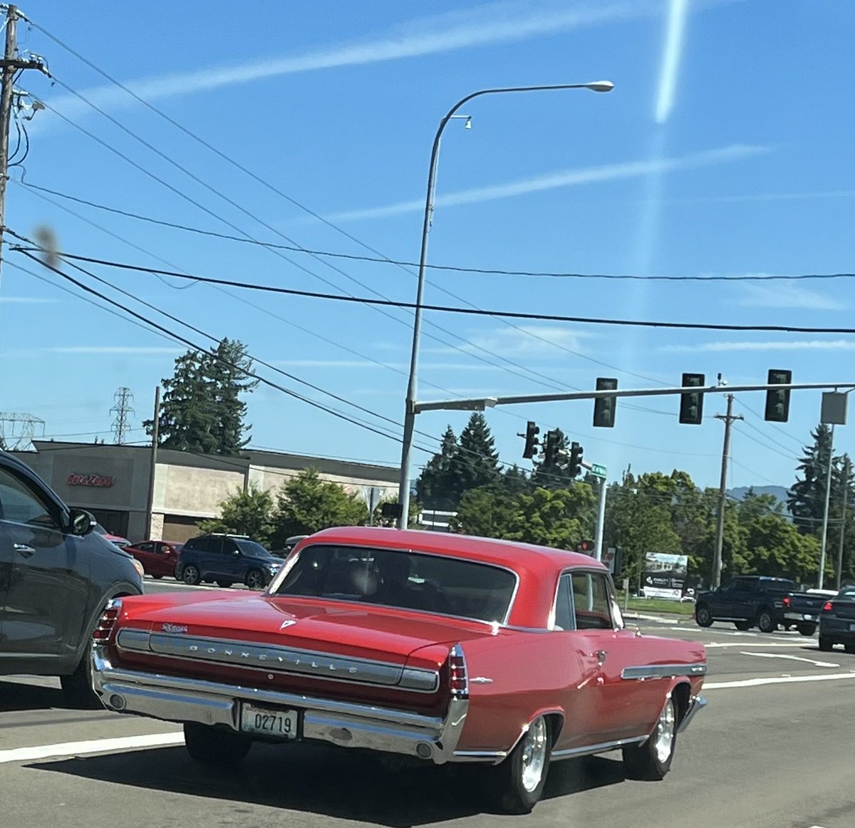 NancyPettit's tweet photo. 1963 Pontiac Bonneville #ilikecars Classy, eh? #whatisee #whereidrive https://t.co/nCkyr7p4Ik