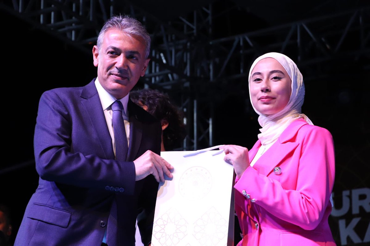 KaramanValiligi's tweet photo. 15 Temmuz Demokrasi ve Millî Birlik Günü dolayısıyla düzenlenen afiş yarışmasında birinci olan Karaman Güzel Sanatlar Lisesi Öğrencisi Murat Başoğlu ve mektup yarışmasında birinci olan Necip Fazıl Kısakürek Sosyal Bilimler Lisesi Öğrencisi Şevval Şen’e, Valimiz Sn. Tuncay Akkoyun tarafından ödülleri takdîm edildi.

#15Temmuz2016 
#TürkiyeYüzyılınınKahramanları 
#15Temmuz