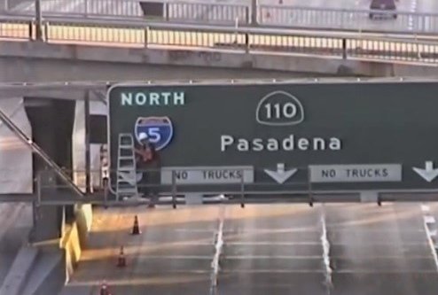 la_dorkout's tweet image. In 2001, artist Richard Ankrom posted a "5 North" sign on the 110 N. in DTLA to alert drivers to get in the left lane for the 5 turnoff. His work was so impeccable (and helpful), Caltrans at first didn't notice, then allowed it to stay. "5 North" is now part of permanent signage.