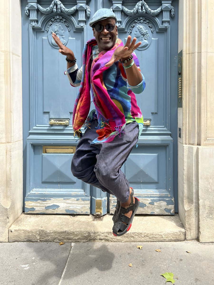 The Charles Reese Experience (@TCREXP) 

Charles Reese is back in town!  Our own Monique Y. Wells met him today on rue de Médicis, across from the Luxembourg Garden.
