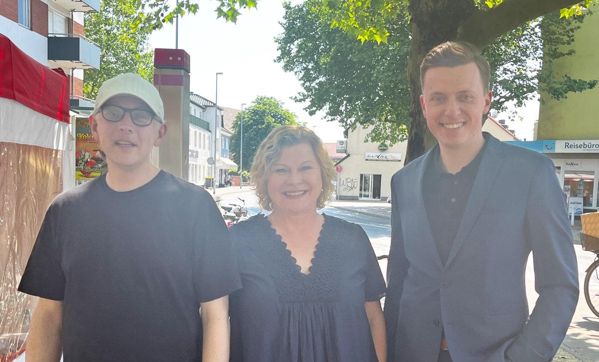 Am 10.6.23 fand einer unserer Stände an Meyers Garten statt, um auch außerhalb von Wahlkämpfen für Bürger*innen ansprechbar zu sein. Es wurde auch gegrillt. Dabei entstand das Foto mit unserem MdB Adis Ahmetovic (r.) und den Regionsabgeordneten Regina Hogrefe und Robert Schmitz.