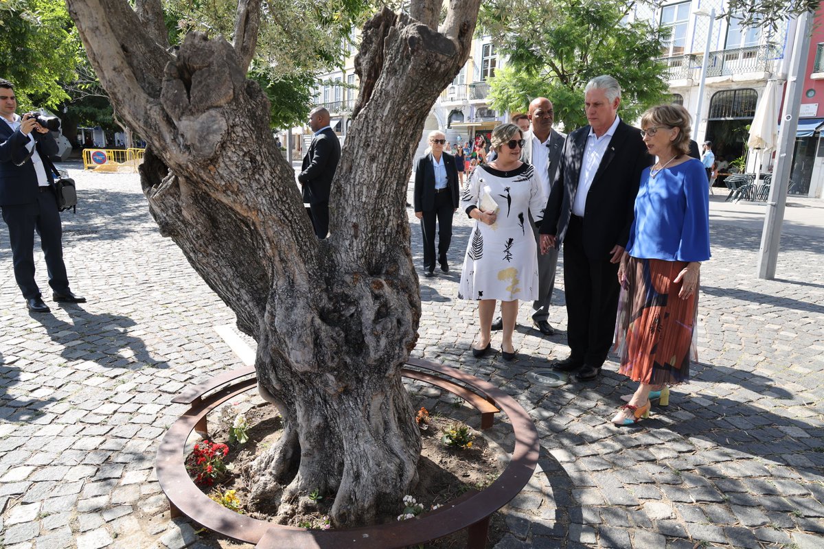 Hoy, en Lisboa, sentimos a Saramago cerca de #Cuba nuevamente. Junto a su viuda Pilar y otros intelectuales lusos, en un bello espacio de la <a href="/FJSaramago/">Fundação José Saramago</a>, inauguramos una exposición de pinturas de Martí.  Gracias otra vez, #Portugal.