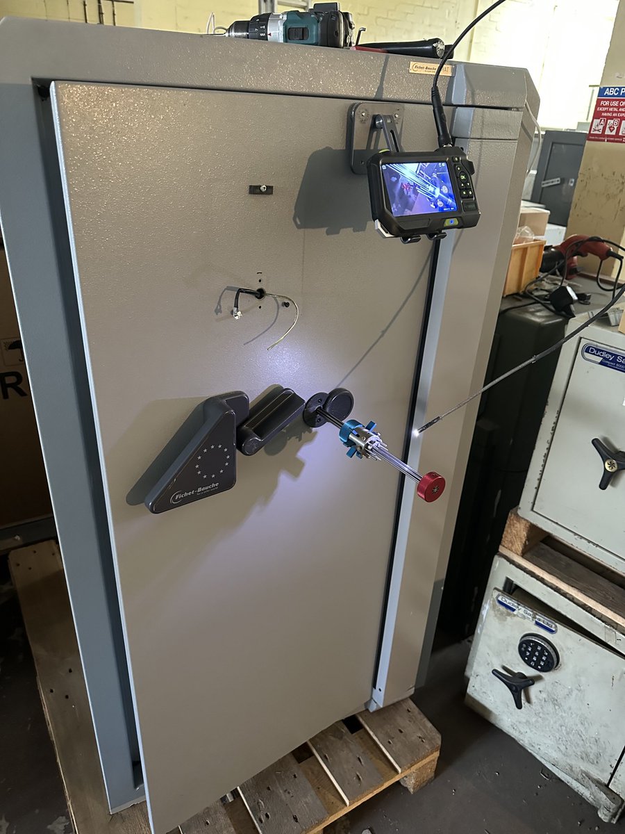 Opening a FICHET SAFE picked the key lock and drilled, the digital combination lock