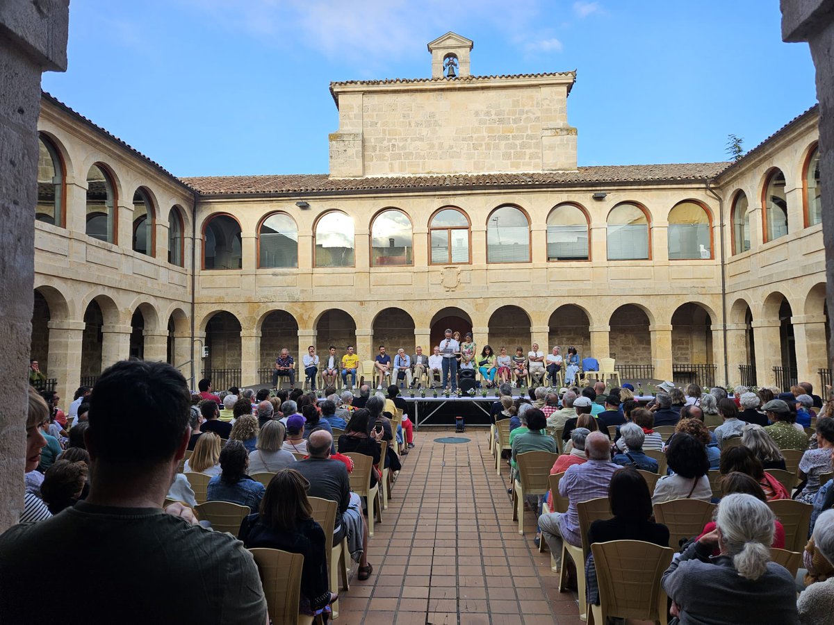 alberconejero's tweet photo. Gracias a @EscuelaBenaiges y a todas las personas que han llenado esta tarde el Hospitalillo de Briviesca para leer los textos de “El mar”, que debería haberse representado hoy. Confiamos que pueda representarse allí algún día y que se escuche la voz de esos niños y su maestro. https://t.co/tfdNeu0pMh