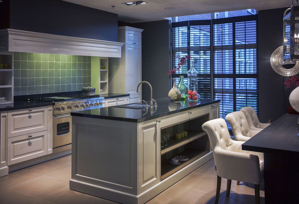 KarenArenson's tweet photo. For a somewhat small kitchen, that's an awfully large island. Some buyers may prefer the kitchen without it, how do you feel?

Karen Arenson
karen.arenson@engelvoelkers.com
C: 773.501.6201 https://t.co/LfbU6HdanN https://t.co/tqCPLfRvWr