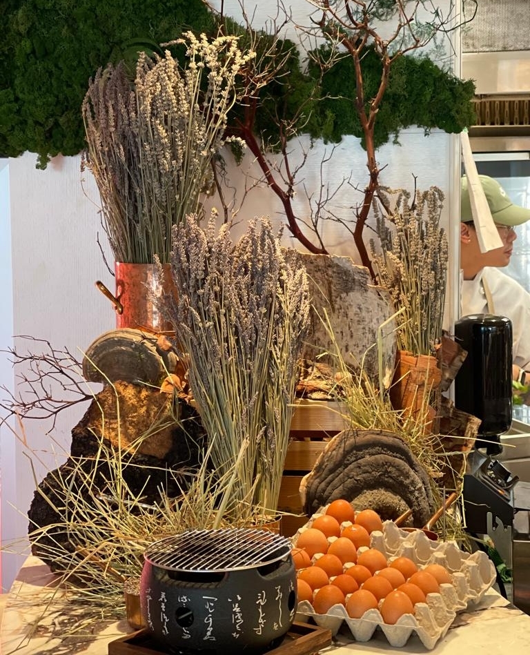 Versantehotel's tweet photo. ✨ At Acre Through the Seasons, a new menu release also means a décor refresh. ⁠
⁠
Here are a few of the ways that the team has integrated Farms, Harvest, and Vineyards into the room to make the Series 2 experience all the more immersive. ⁠#findyourselfhere #RichmondMoments https://t.co/1ppaDzHFFv