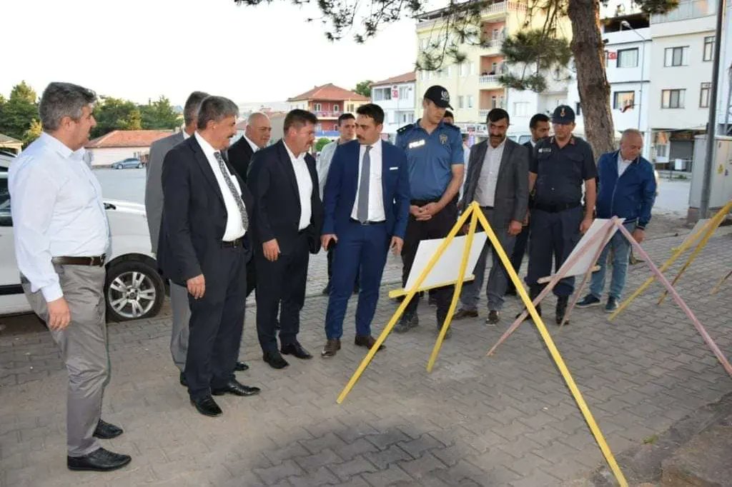 GemerekB's tweet photo. Kaymakamımız Muhammed Taha BÜYÜKSERİN, Belediye Başkanımız Remzi KILIÇDAĞI ,Ilçe protokolü ile birlikte, #15Temmuz Demokrasi ve Millî Birlik Günü münasebetiyle Yeniçubuk Demokrasi Meydanında açılan resim ve fotoğraf sergisini gezdi.
#TürkiyeGeçilmez https://t.co/yzkpQECZa1