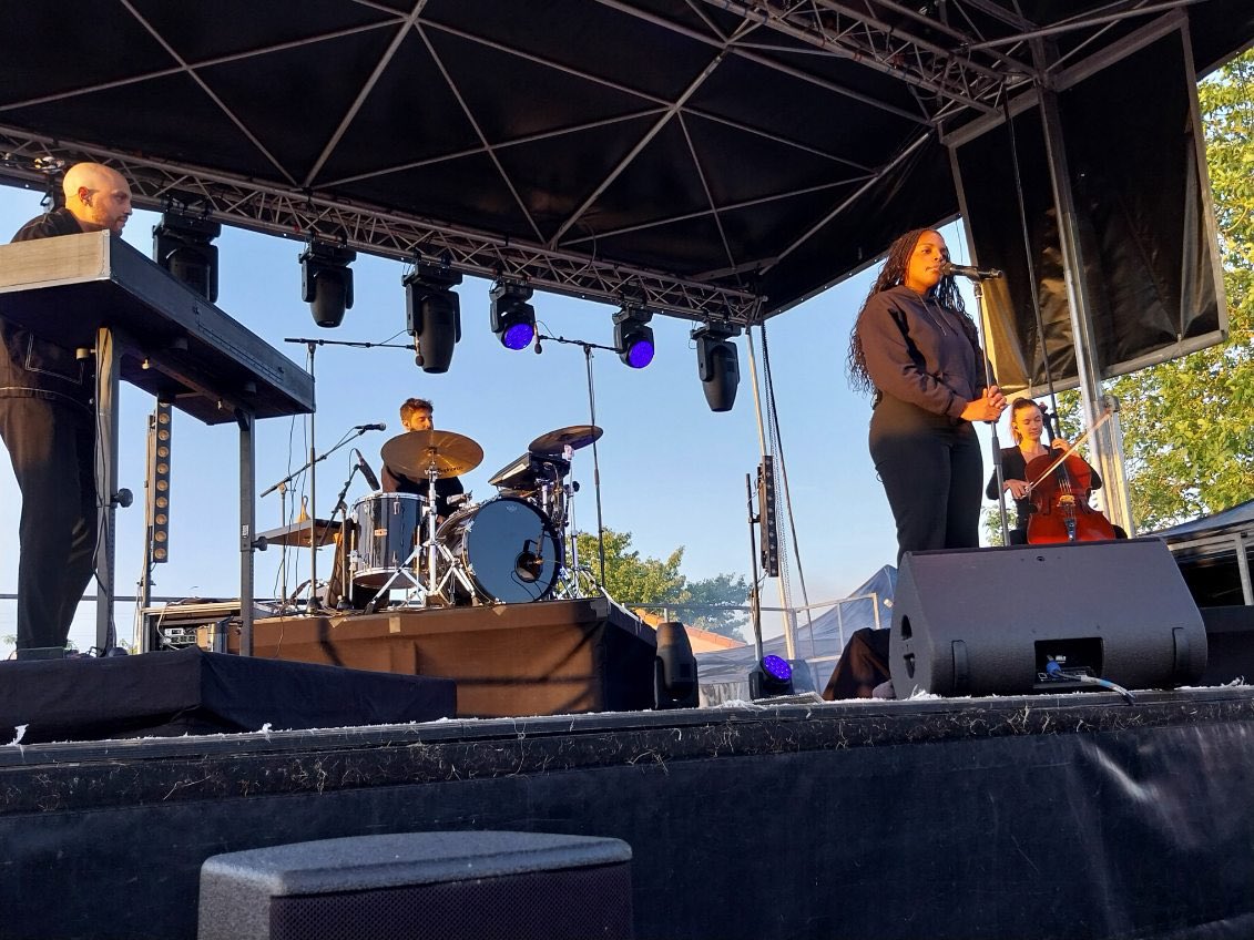 LHV86's tweet image. C'est parti pour le concert de Mentissa pour la troisième soirée des Heures Vagabondes à #Montmorillon 🎤 
Ça va donner de la voix !