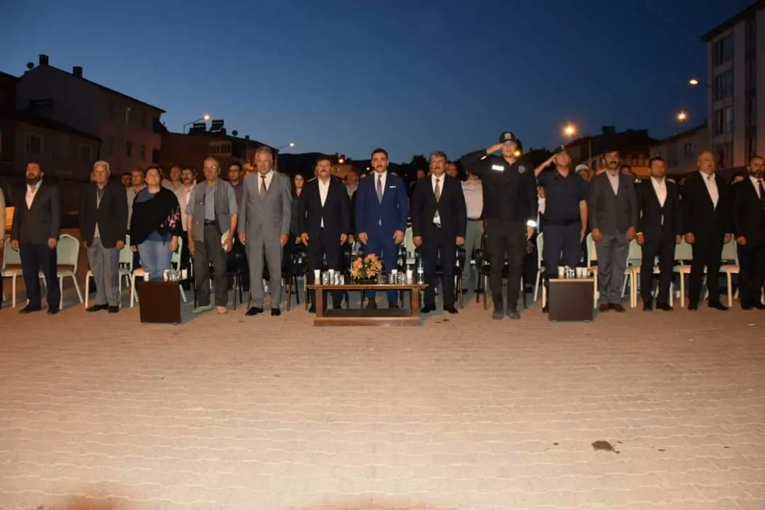 GemerekB's tweet photo. #15Temmuz Demokrasi ve Millî Birlik Günü Anma Programı, İlçemiz  Demokrasi Meydanında gerçekleştirildi.

Program, saygı duruşu, İstiklal Marşımızın okunması ve Kur’an-ı Kerim tilaveti ile başladı. 🇹🇷🇹🇷🇹🇷 https://t.co/6N9biK4ow0