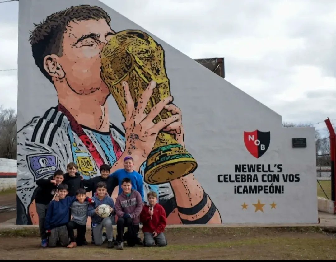 NUEVO MURAL DE <a href="/paulodybala/">Paulo</a> en la tribuna de <a href="/noblagunalarga/">C.A.y B. Newell's Old Boys Laguna Larga</a> 
Otra vez de la mano de Nicolás Paira @niconiguana el Estadio Juan Verdicchio luce otra espectacular obra de arte gráfica festejando el campeonato del mundo obtenido por la Selección Argentina.