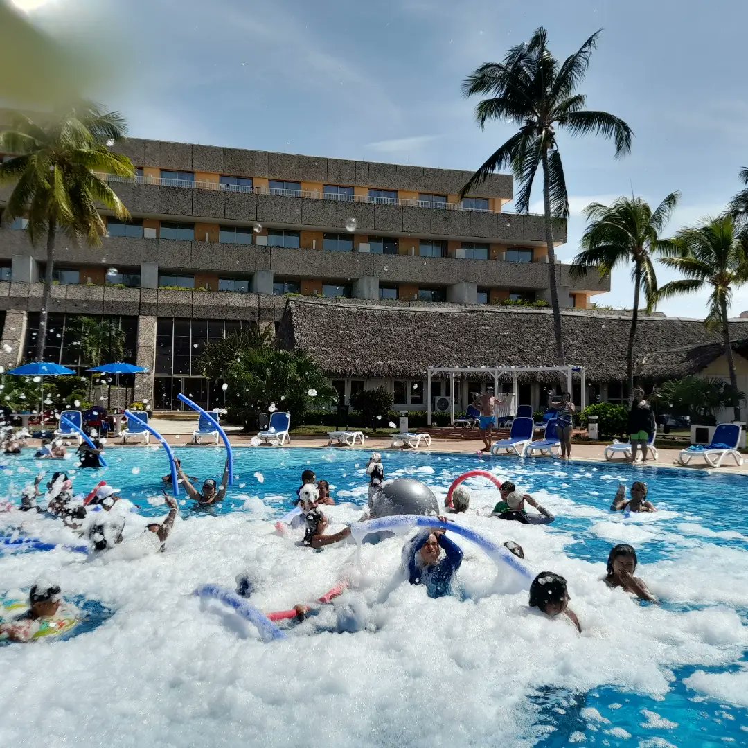 Todos a la piscina.. es tiempo de disfrute...pasarla bien... nuestras tardes de sábado pensadas para ti...#HotelTuxpan #cubanacanmarcaladiferencia #HazloÚnico #CubaUnica #VaraderoTravel