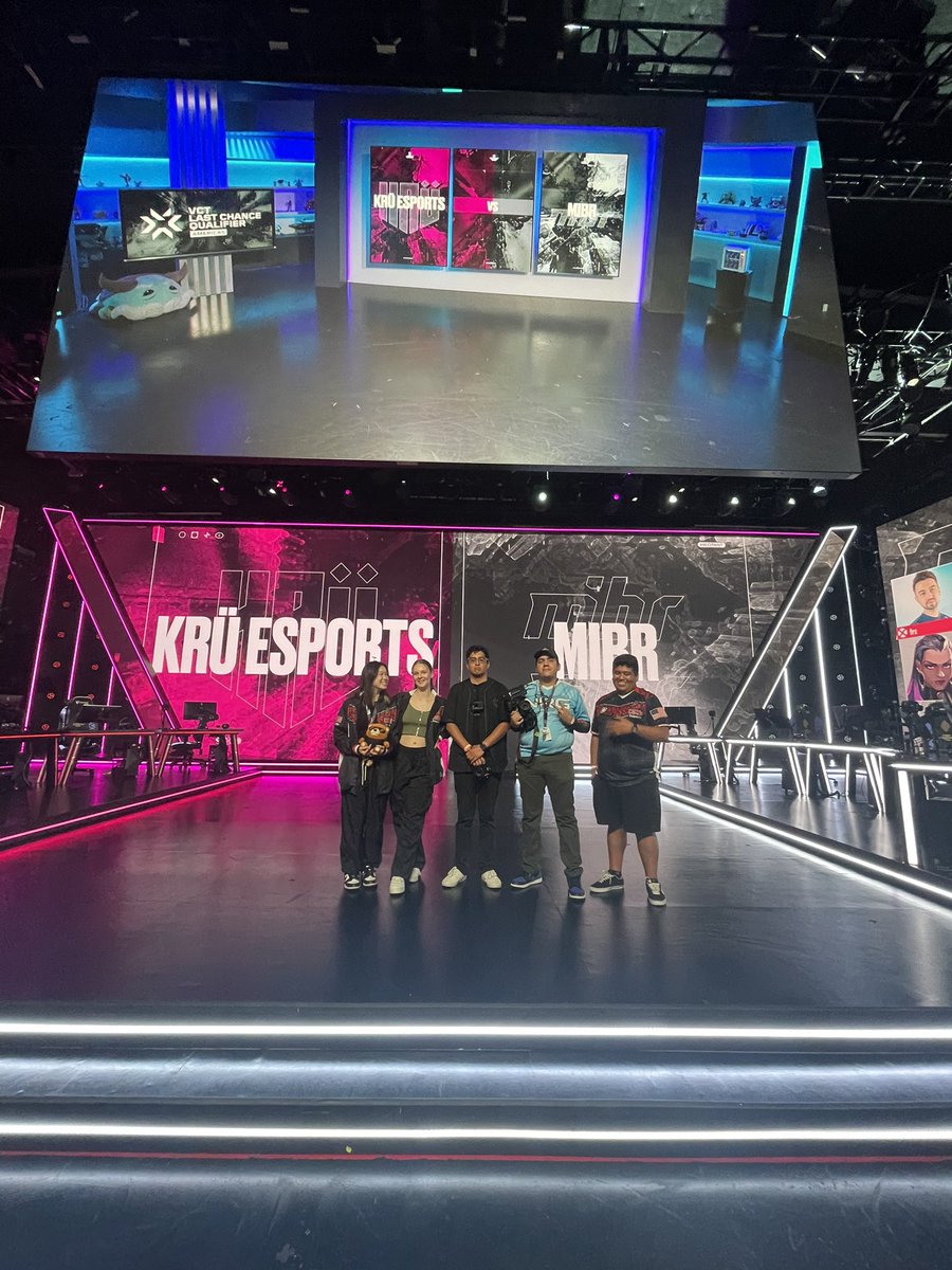 CSUNEsports's tweet photo. + riot tour :) https://t.co/BtNgm24Rin